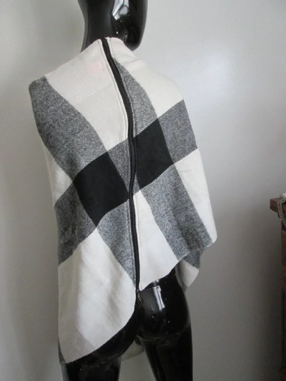 Betsey Johnson soft acrylic black white herringbone infinity scarf